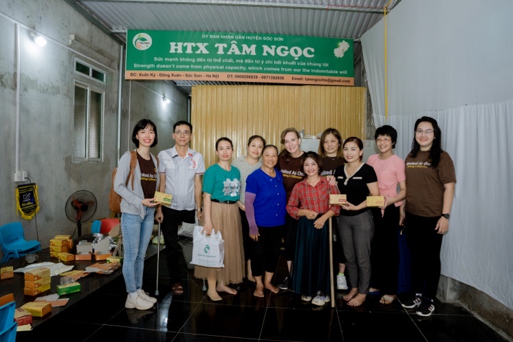VIRI accompanies UPS in volunteering activities at Tam Ngoc Cooperative