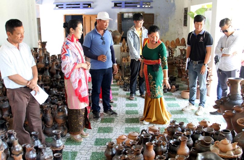 Test tours and workshops in promoting community tours of Bau Truc pottery village