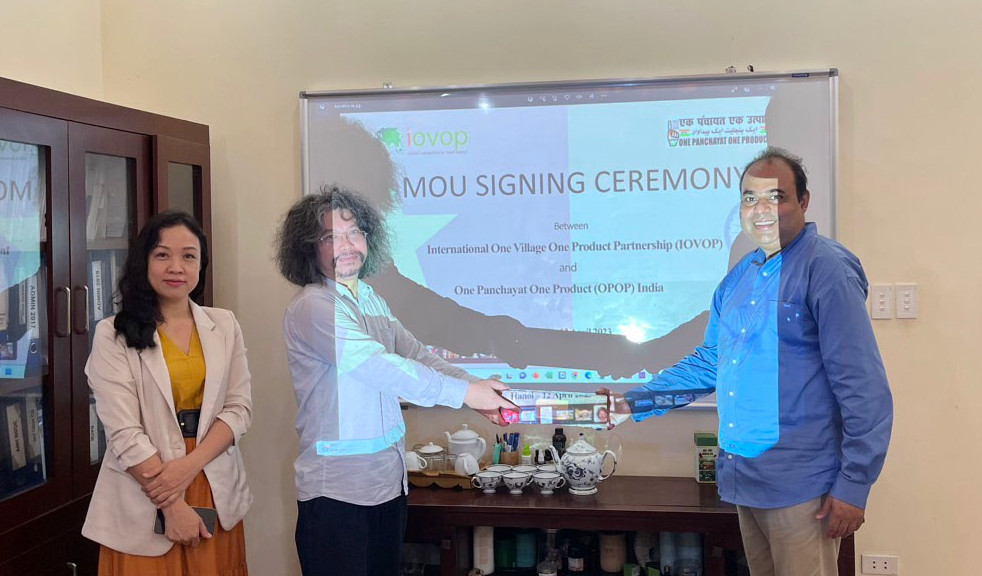 The sign of comprehensive cooperation agreement (MOU) between the International Institute for Research and Development of One Village One Product (IOVOP) and the One Panchayat One Product of India (OPOP India)